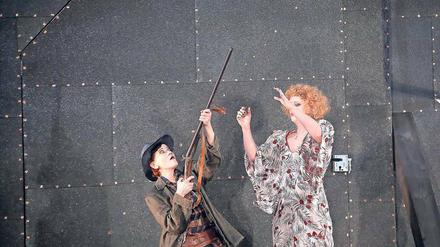 Freie Schützinnen. Astrid Meyerfeldt und Katrin Wichmann schießen in die heiße Luft.