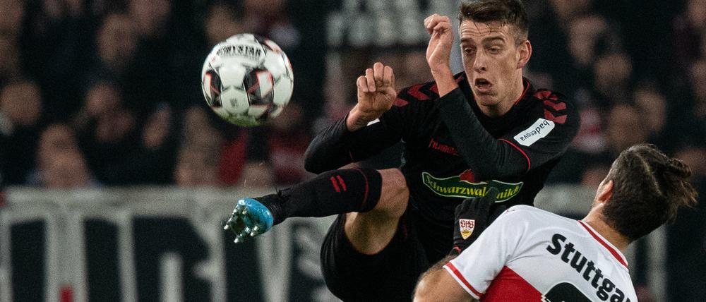 Torschützen unter sich. Freiburgs Janik Haberer (l.) im Zweikampf mit Stuttgarts Emiliano Insua.
