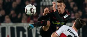 Torschützen unter sich. Freiburgs Janik Haberer (l.) im Zweikampf mit Stuttgarts Emiliano Insua.