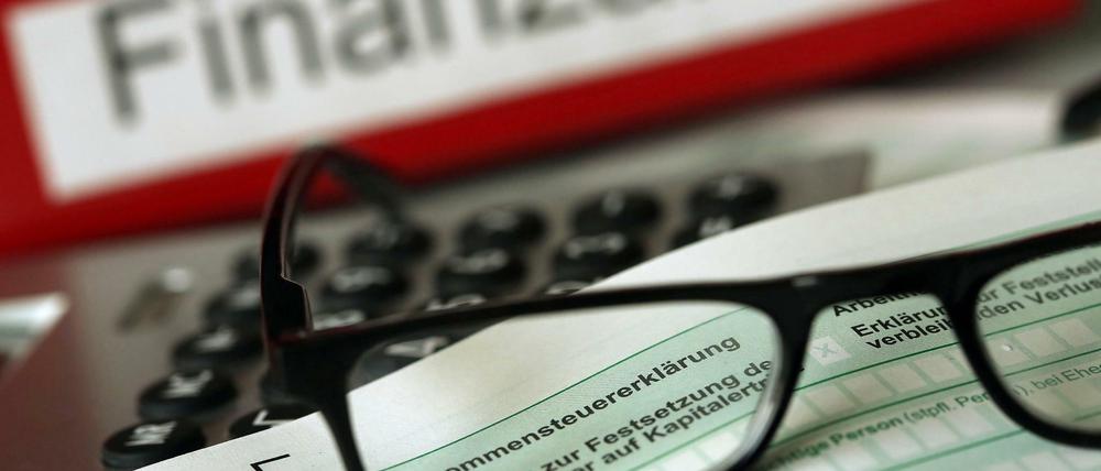 Mehr Zeit: Wer seine Steuererklärung ohne Steuerberater oder Lohnsteuerhilfeverein macht, muss die Erklärung in diesem Jahr erst am 31. Juli abgeben. Aber Vorsicht: Wer zu spät ist, kann mit einem Verspätungszuschlag bestraft werden. 