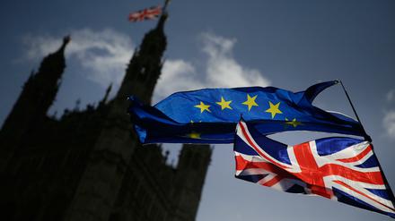 Europa und Union Jack. Flaggen vor Westminster.