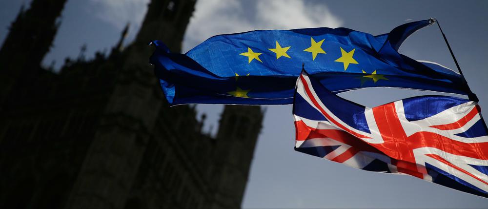 Europa und Union Jack. Flaggen vor Westminster.