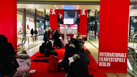Warteschlange vor dem Berlinale-Ticketschalter in den Potsdamer Platz-Arcaden.