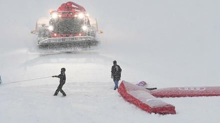 Bayern, Garmisch-Partenkirchen: Der Zielbogen wird abgebaut.