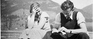 Unterwegs. Helmut Hesse mit Ruth Wendland, einer Freundin, 1938 auf einer Besuchsdienstreise in Österreich-Ungarn. Sie bekamen dort den „Anschluss“ Österreichs mit allen Konsequenzen mit:&lt;TH&gt;politisch und kirchenpolitisch deprimierende Eindrücke. 
