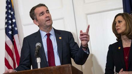 Ralph Northam, Gouverneur von Virginia und Demokrat, verteidigt sich mit seiner Frau Pam gegen den Vorwurf des Rassismus als Student.
