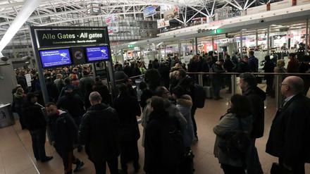 Lange Schlangen am hamburger Flughafen: Die Gewerkschaft Verdi hat kurzfristig für Montag zu einem ganztägigen Warnstreik der Bodenverkehrsdienste aufgerufen. 