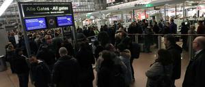 Lange Schlangen am hamburger Flughafen: Die Gewerkschaft Verdi hat kurzfristig für Montag zu einem ganztägigen Warnstreik der Bodenverkehrsdienste aufgerufen.