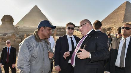 Peter Altmaier vor den Pyramiden von Gizeh.
