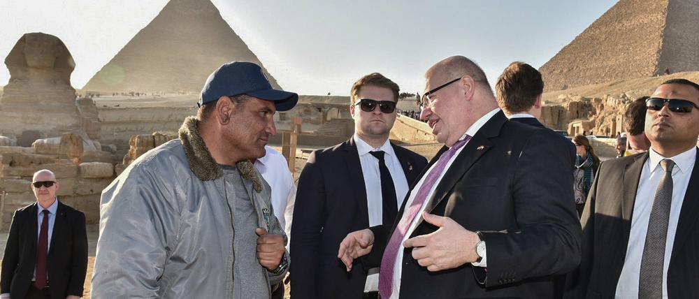 Peter Altmaier vor den Pyramiden von Gizeh.
