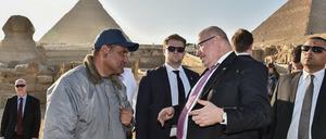 Peter Altmaier vor den Pyramiden von Gizeh.