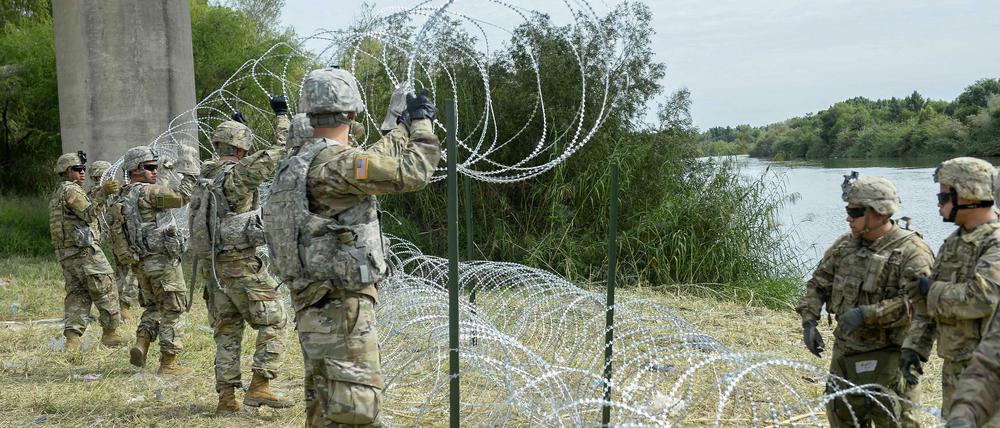 US-Soldaten legen Stacheldraht entlang der amerikanisch-mexikanischen Grenze.