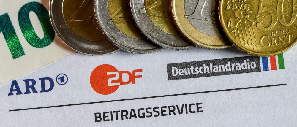 Auf welche Höhe steigt der Rundfunkbeitrag, der derzeit bei 17,50 Euro liegt?
