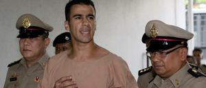 Hakim Al-Araibi (Mitte) wird zu einer Anhörung vor einem Gericht in Thailand gebracht.