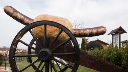 Eine Kanone in Form einer Thüringer Rostbratwurst im Brötchen steht auf dem Gelände des Deutschen Bratwurstmuseums.