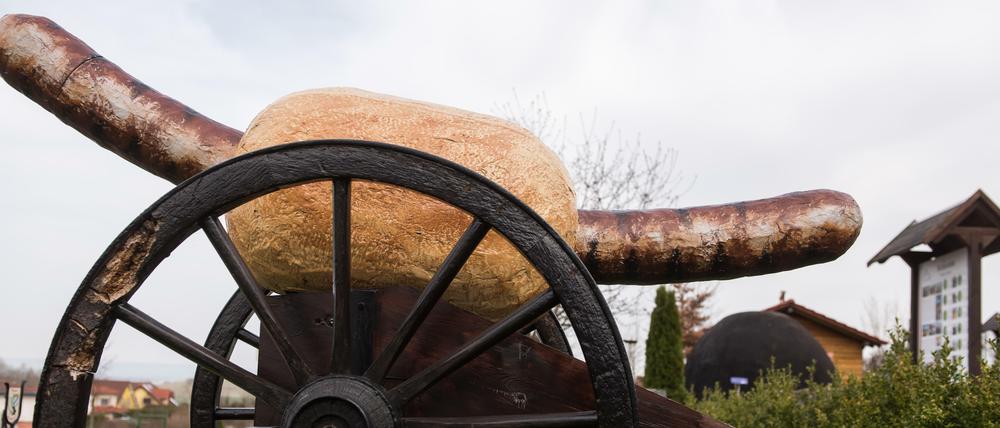 Eine Kanone in Form einer Thüringer Rostbratwurst im Brötchen steht auf dem Gelände des Deutschen Bratwurstmuseums.
