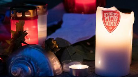 Vor der Hausotter-Grundschule in Reinickendorf legten am Wochenende Anteilnehmende Kerzen, Blumen und Kuscheltiere nieder. 