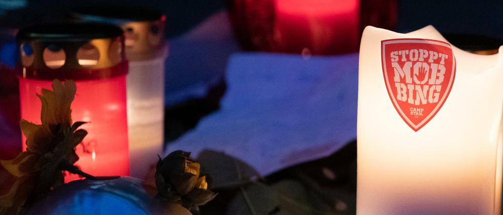 Vor der Hausotter-Grundschule in Reinickendorf legten am Wochenende Anteilnehmende Kerzen, Blumen und Kuscheltiere nieder. 