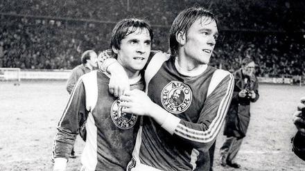 Fest im Griff: Granitza (r., mit Gerhard Grau) traf zweimal gegen die Bayern im Pokalspiel 1977.