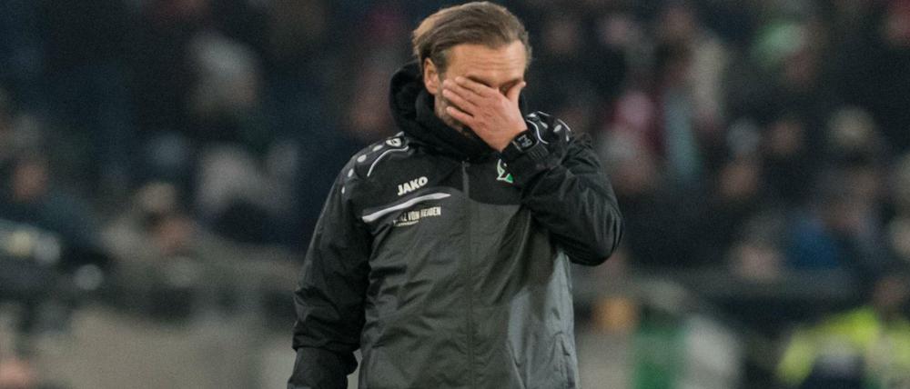 Konsterniert. Thomas Doll hat eine schwere Aufgabe vor sich.
