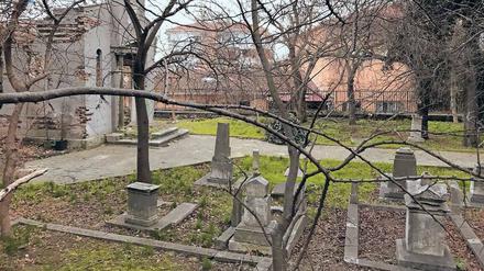 Hier könnte bald eine Kirche stehen. Der verlassene katholische Friedhof auf dem Baugrundstück für die aramäische Kirche im Istanbuler Stadtteil Yesilköy. 