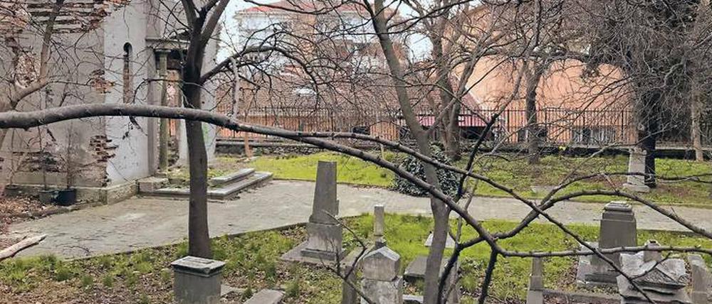 Hier könnte bald eine Kirche stehen. Der verlassene katholische Friedhof auf dem Baugrundstück für die aramäische Kirche im Istanbuler Stadtteil Yesilköy.