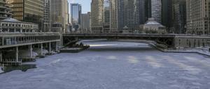 Eine Eisschicht bedeckt den Chicago River. Millionen Menschen in den USA müssen sich auf extreme Temperaturen einstellen. 