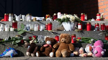 Stofftiere, Blumen und Kerzen haben Menschen vor dem Eingang zur Hausotter Grundschule in Reinickendorf abgelegt. 