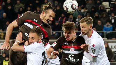 St. Paulis Alex Meier (2.v.l) trift zum 2:0 gegen Berlins Torwart Rafal Gikiewicz (r). 
