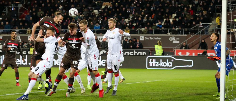 St. Paulis Alex Meier (2.v.l) trift zum 2:0 gegen Berlins Torwart Rafal Gikiewicz (r). 