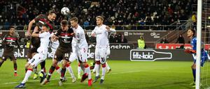 St. Paulis Alex Meier (2.v.l) trift zum 2:0 gegen Berlins Torwart Rafal Gikiewicz (r). 