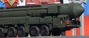 Ein russische Interkontinentalrakete fährt bei einer Militärparade über den roten Platz in Moskau.