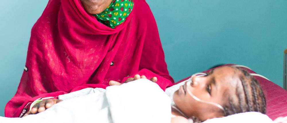 Neema wurde als Vierjährige einer brutalen Beschneidung unterzogen. Wegen der Vernarbungen konnte ihr im Krankenhaus nur schwer ein Katheter gelegt werden.