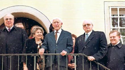Im Kreis von Konservativen. Der Schriftsteller Ernst Jünger (Mitte) im März 1995 an seinem 100. Geburtstag vor seinem Haus in Wilflingen. Gemeinsam mit Frau Liselotte, Ex-Bundeskanzler Helmut Kohl (links) sowie Ex-Bundespräsident Roman Herzog (rechts) und dem baden-württembergischen CDU-Ministerpräsidenten Erwin Teufel (rechts außen).