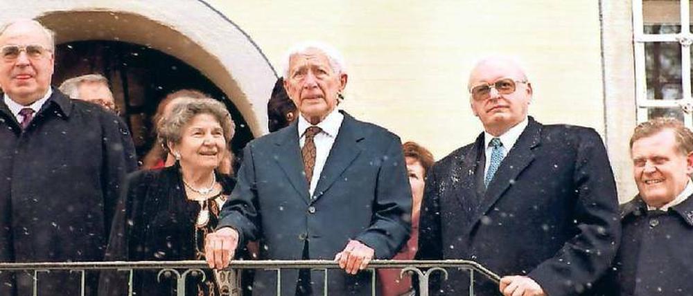 Im Kreis von Konservativen. Der Schriftsteller Ernst Jünger (Mitte) im März 1995 an seinem 100. Geburtstag vor seinem Haus in Wilflingen. Gemeinsam mit Frau Liselotte, Ex-Bundeskanzler Helmut Kohl (links) sowie Ex-Bundespräsident Roman Herzog (rechts) und dem baden-württembergischen CDU-Ministerpräsidenten Erwin Teufel (rechts außen).