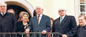 Im Kreis von Konservativen. Der Schriftsteller Ernst Jünger (Mitte) im März 1995 an seinem 100. Geburtstag vor seinem Haus in Wilflingen. Gemeinsam mit Frau Liselotte, Ex-Bundeskanzler Helmut Kohl (links) sowie Ex-Bundespräsident Roman Herzog (rechts) und dem baden-württembergischen CDU-Ministerpräsidenten Erwin Teufel (rechts außen).