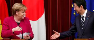 Unter Gleichgesinnten: Bundeskanzlerin Angela Merkel bei Japans Regierungschef Shinzo Abe. 
