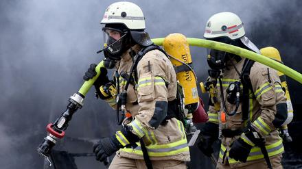 Bei den beiden Bränden waren insgesamt 100 Feuerwehrleute im Einsatz, twitterte die Feuerwehr.