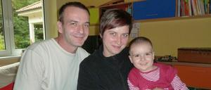 Lena als Zweijährige mit ihren Eltern im Jahr 2011.