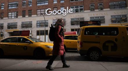 Eine Frau geht an den Google-Büros in New York vorbei.