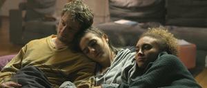 Maximilian Hildebrandt, Paula Knüpling und Tala Gouveia in der Dreiecksgeschichte "Heute oder morgen". 