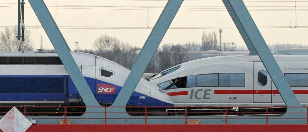Ein TGV und ein ICE stehen auf einer Rheinbrücke. Die Hersteller der Züge, Alstom und Siemens, werden wohl auch in Zukunft getrennt operieren.