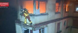 Dramatische Löscharbeiten: Feuerwehrleute im Einsatz an dem Mehrfamilienhaus.