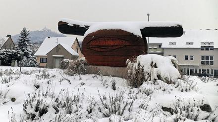 Holzhausen in Thüringen: Mit einer übergroßen Bratwurst wird für den bisherigen Standort des Museums geworben, Archivbild von 2013.