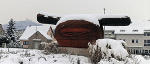 Holzhausen in Thüringen: Mit einer übergroßen Bratwurst wird für den bisherigen Standort des Museums geworben, Archivbild von 2013.