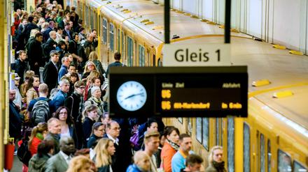 Dicht gepacktes Reisen - und der Trend zum Pendeln steigt. Das macht sich vor allem an Knotenpunkten wie hier am Bahnhof Friedrichstraße bemerkbar. 