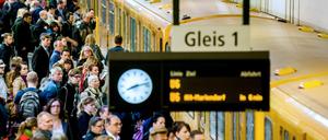 Dicht gepacktes Reisen - und der Trend zum Pendeln steigt. Das macht sich vor allem an Knotenpunkten wie hier am Bahnhof Friedrichstraße bemerkbar. 