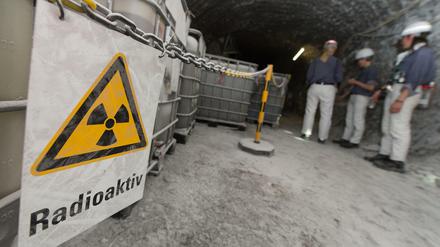 Vor Containern mit radioaktiver Lauge hängt in der Schachtanlage Asse ein Warnschild mit der Aufschrift "Radioaktiv". 