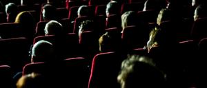 Besucher eines Kinos in Wiesbaden.