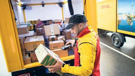 Von Menschenhand. Der Beruf des Paketzusteller wird nicht so schnell verschwinden. Aber er verändert sich. Foto: Rolf Vennenbernd/dpa